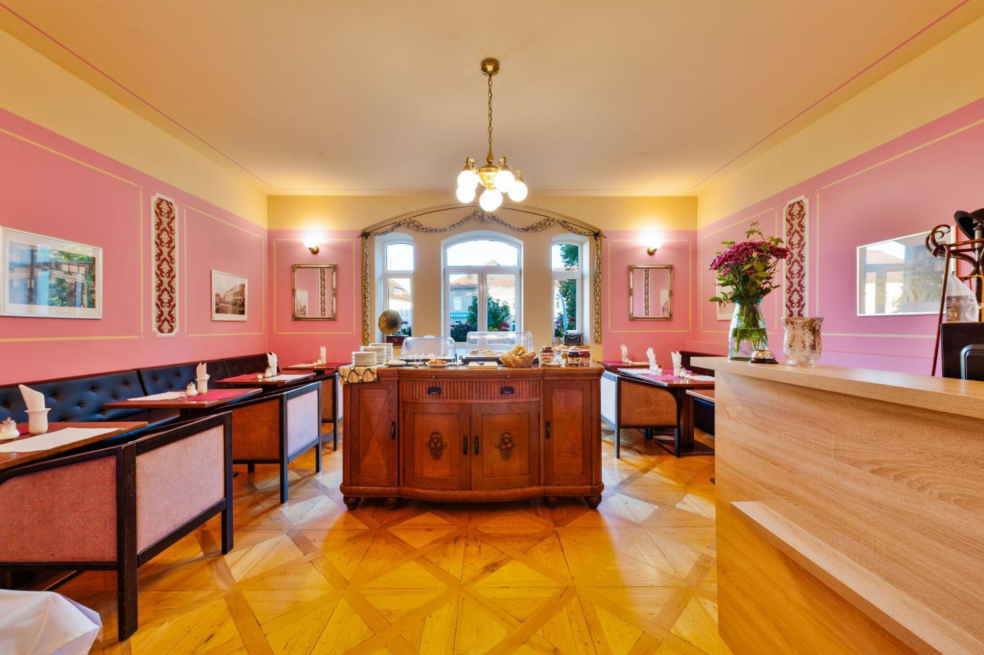 Grand Tabor Hotel Bagian luar foto